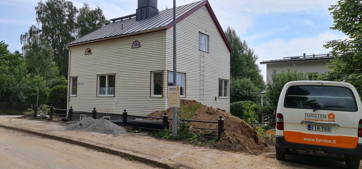 Valkoinen puutalo, jonka viereen parkkeerattu Torstenin valkoinen pakettiauto