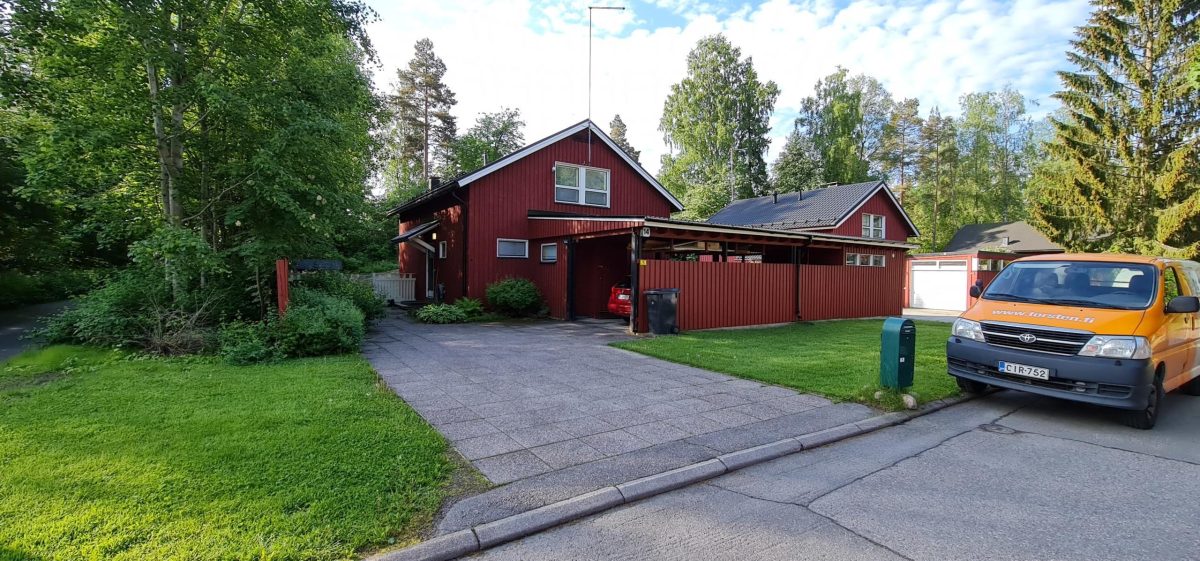 Punainen puutalo, jossa alkamassa salaojaremontti