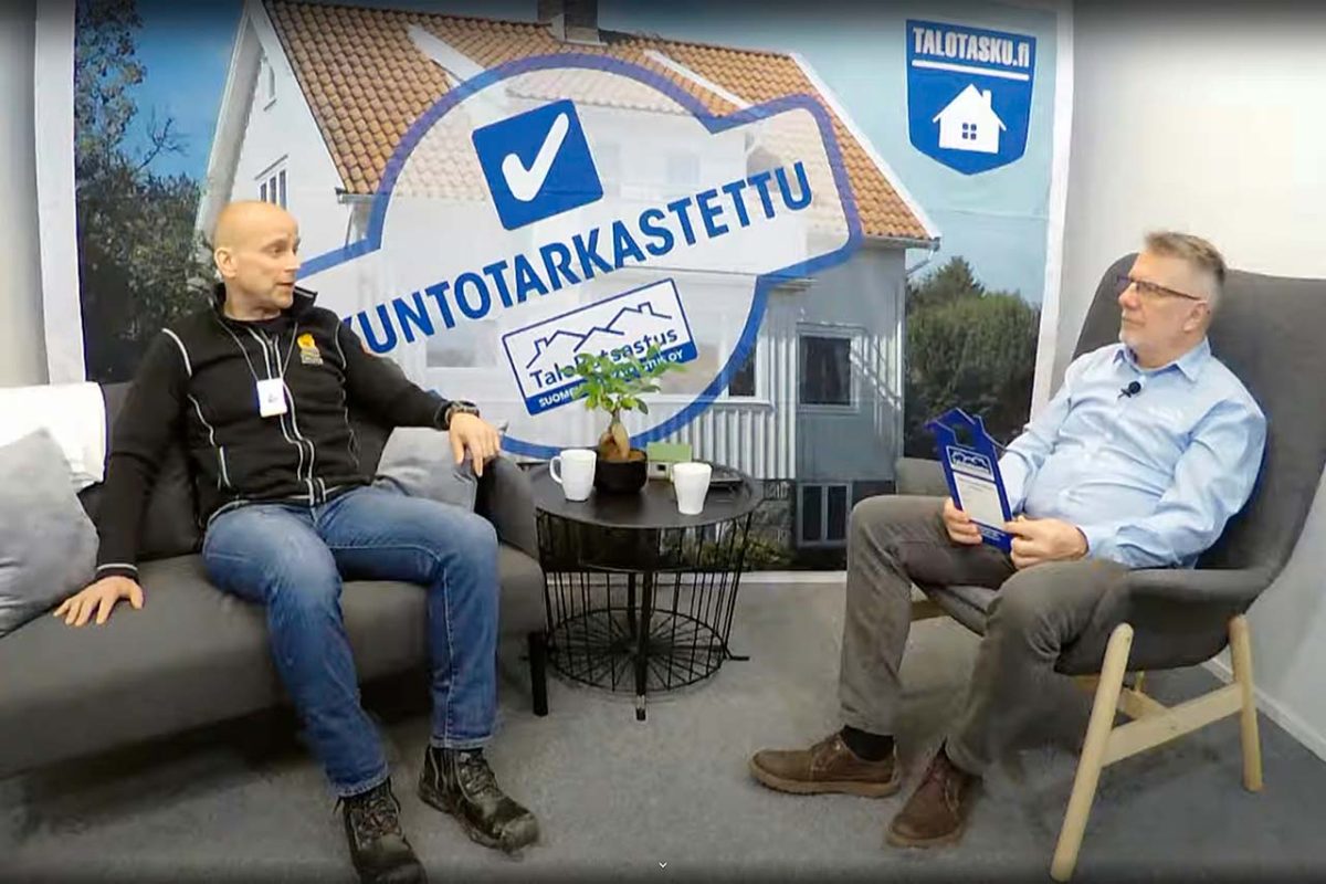 kaksi miestä istuu vastakkain